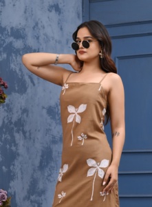 Robe d'été en coton indien occidental à imprimé floral pour femmes, longueur midi, décoration de la taille tissée, robes lavables - Product Image 5