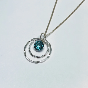 Collier de pierre de naissance de décembre en laiton plaqué argent pendentif en zircon bleu vert accessoire de mode avec lunette de réglage anniversaire - Product Image 1