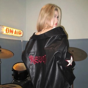 เสื้อแจ็กเก็ตหนังมอเตอร์ไซค์ปักลายวินเทจสำหรับผู้ชายและผู้หญิงเสื้อโค้ทแฟชั่นฮิปฮอปทรงหลวมแบรนด์แฟชั่นใหม่ - Product Image 3