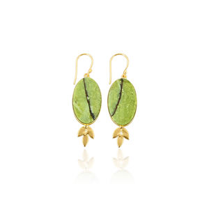 Boucles d'oreilles en laiton plaqué or avec pierres précieuses, opale verte, boucles d'oreilles pendantes élégantes en laiton avec brillance et finition - Product Image 1
