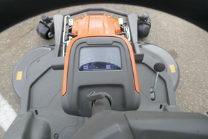 Cortacésped Husqvarna Rider R214TC Comfort Edition con plataforma delantera de 94 cm, tractor de jardín hidrostático en venta - Product Image 3