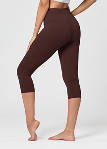 Scrunch Butt Capri Leggings para mujer Pantalones de Yoga de tiro alto con tela transpirable Impresión de logotipo personalizado Perfecto para entrenamiento de gimnasia - Product Image 3