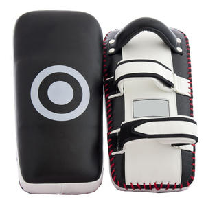 Coussinets de frappe incurvés rouges, noirs et blancs avec logo personnalisé pour Muay Thai Boxe MMA Entraînement en cuir PU Cible Strike Shield - Product Image 6