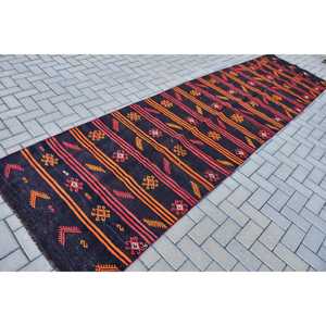 Tapis Kilim vintage 3,5x13 pieds (107x396 cm), tapis turc à bordures noires - Product Image 2
