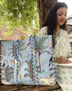 Sac fourre-tout réversible en coton matelassé empreinte de main broderie grand imprimé tropical écologique durable ouvert été automne hiver - Product Image 2