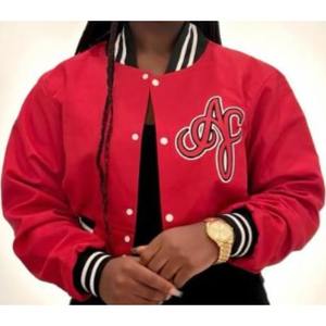 Chaqueta Bomber Corta de Estilo Universitario con Logotipo Personalizado, Bordado Chenille, Estampado de Cuero, Ropa Urbana para Mujer, Fabricante OEM - Product Image 3