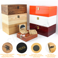 Boîte carrée en bois OEM faite à la main avec gravure d'initiales personnalisable, nom et initiales estampillés, pour pilules, avec un symbole durable de magie et d'amour