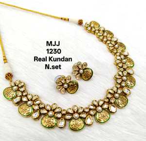 Collier Kundan de mariée élégant avec travail personnalisé et détails tendance, parfait pour les boutiques ethniques axées sur la mode - Product Image 6