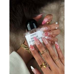 Autocollants pour ongles press-on Blushing Garden, élégants et inspirés du jardin - Product Image 2