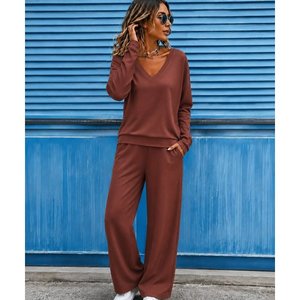 Conjunto de Dos Piezas para Mujer: Blusa de Manga Larga con Cuello en V de Viscosa de Dos Hilos y Pantalones con Cintura Ajustable con Cordón, 37607 - Café - Product Image 1