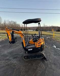 LIVRAISON GRATUITE Mini-excavatrice VA15P de 1,2 tonne homologuée EPA CE, moteur diesel de 15 ch, ROPS ouvert, lame de 37 pouces, largeur de 37 pouces, godet de 14 pouces, chenilles de 7 pouces - Product Image 3