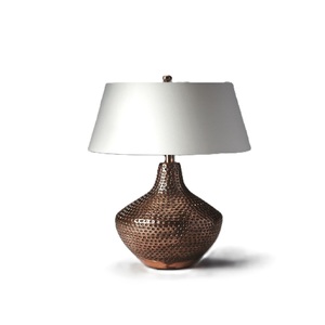 Nouveauté Éclairage de luxe Lampe de table de chevet en or martelé pour tables d'appoint de chambre à coucher Forme de taille avec logo personnalisé - Product Image 4