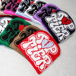 Gorro de Invierno Unisex de Punto Jacquard Personalizado con Diseño de Calavera y Logotipo Cálido para Viajes - Product Image 3