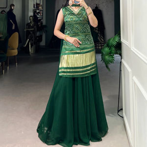 Kurti estampado de seda Gaji con trabajo hecho a mano Georgette Plazo y Dupatta con tacto de encaje elegante Ropa Étnica de tres piezas para revendedores - Product Image 1