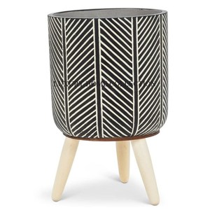 Jardinière en métal magnifiquement texturé avec un design moderne élégant pour des arrangements élégants d'affichage de plantes d'intérieur et d'extérieur - Product Image 3