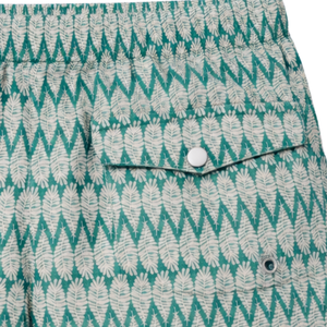Shorts de bain recyclés pour hommes, motif tropical vert en zigzag, séchage rapide, avec taille élastique et poches à cordon - Product Image 4