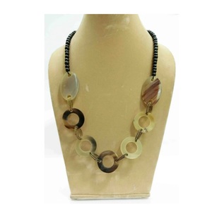 Collier en corne naturelle fait à la main pour femmes accessoire de mode de style vintage de qualité supérieure meilleur prix pour un mariage élégant - Product Image 1