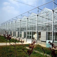 Intelligente slimme glazen kas voor modern landbouwproject met op afstand gelegen monitoring en automatische besturingssystemen