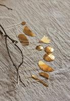 Boule de Noël et ornements d'arbre en laiton modernes coupés à la main Ajouts simples et élégants par Artisans