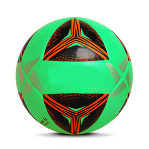 Texture de ballon de football hybride vert PU cousu à la machine panneaux à double collage pour le football au sol d'entraînement de style pakistanais - Product Image 1