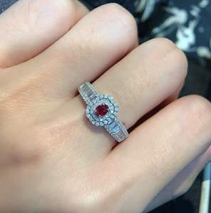 Anillo Clásico de Hombre de Lujo con Diamante Moissanite VVS y Rubí en Plata 925, Chapado en Oro Blanco de 14K, Engaste de Garra Premium - Product Image 4