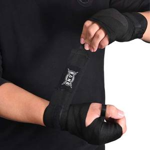 นวมชกมวยไทย MMA แบบยางยืดสำหรับออกกำลังกายพร้อมสายรัดข้อมือระบายอากาศได้โลโก้ออกแบบได้ตามต้องการ - Product Image 4