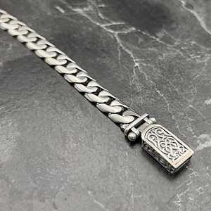 Pulsera de Plata Maciza 925K con Eslabones Cubanos para Hombre, Diseño Atrevido y Elegante, Forma de Cruz Única, Regalo Perfecto para Motociclistas y Amantes del Estilo Vaquero - Product Image 3