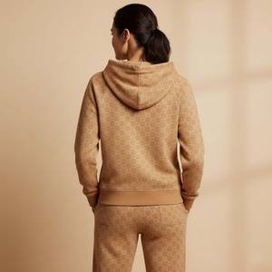 Ensemble de survêtement de luxe personnalisé en velours et coton pour femme, comprenant un sweat à capuche et un pantalon de survêtement moulant court, deux pièces - Product Image 4
