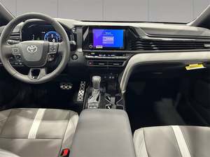 Camry berline d'occasion 2024 à prix avantageux, conduite à gauche, intérieur foncé, sièges en cuir, transmission automatique, à vendre - Product Image 2