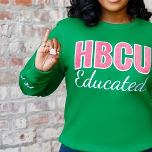 Sweat-shirt d'hiver en chenille brodé vert HBCU, vêtements de sororité, coton premium, col rond, pull, logo frontal pour femmes - Product Image 6