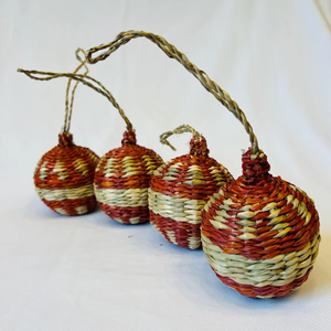 Adornos Navideños de Fibra Natural Tejidos a Mano (Rojo y Natural en Dos Tonos) con Colgador de Cuerda para Decoración Navideña - Product Image 1