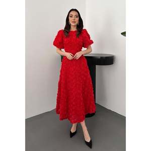 Robe midi florale rouge à la coupe trapèze, taille naturelle, manches longues, élégante pour les fêtes - Product Image 1