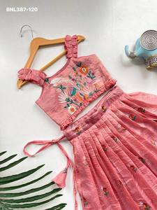 Lehenga Choli pour enfants en or attrayant avec broderie, fournisseur de Surat, achats en ligne en Inde, vente en gros, approvisionnement en usine - Product Image 4