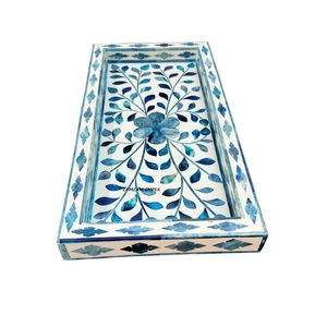 Plateau de service décoratif fait main avec incrustation d'os bleu rectangulaire et moderne avec design blanc pour table basse - Product Image 1