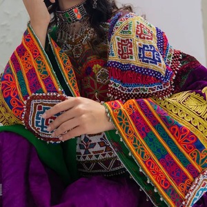 Vestido afgano tradicional de terciopelo morado oscuro con mangas elaboradamente bordadas Corpiño estructurado Hilo multicolor - Product Image 6