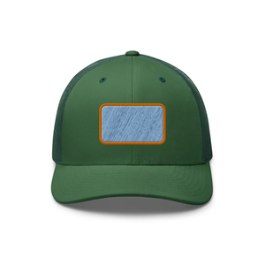 Casquette Trucker en Maille Verte avec Patch Brodé Bleu sur le Panneau Avant, Unisexe, Style Décontracté, Design Ajusté à 6 Panneaux - Product Image 1