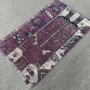 Petit tapis vintage 2x3,2 pieds, tapis turc en laine camouflage violet et blanc - Product Image 2