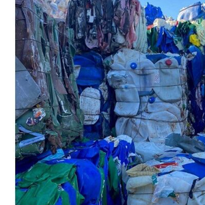 Gránulos de HDPE de Alta Densidad Más Vendidos, Grado de Moldeo en Tambor Azul, Residuos Plásticos para Aplicaciones de Películas y Fibras - Product Image 3