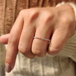 Anillo de Eternidad con Moissanita de Corte Redondo, Elegante y Atemporal - Product Image 2