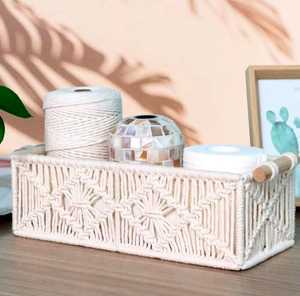 2025 Boho macramé panier de rangement blanc coton corde tissé à la main avec poignées en bois pour la décoration intérieure - Product Image 1