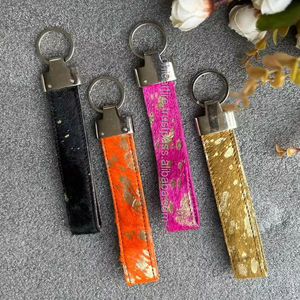 Nouveaux vrais cheveux métalliques faits à la main sur cacher fourrure cuir mignon arc-en-ciel couleurs bracelet porte-clés westerns élégant multi moderne porte-clés - Product Image 3