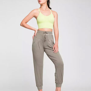 Services OEM Vêtements de rue pour femmes Pantalons à coupe ajustée Pantalons à taille haute pour femmes de conception décontractée avec des couleurs personnalisées - Product Image 3