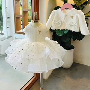 Vestido de Princesa Elegante de Invierno para Niñas, de Poliéster/Algodón, Largo hasta el Suelo, con Cuentas y Cola de Sirena, Marca Nhung Nguyen, Fabricación OEM/ODM en Vietnam - Product Image 5