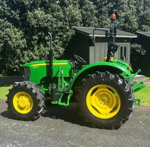 Tractor Agrícola John Deere de 120 hp 4x4 con Implementos Completos a Precio Muy Económico - Product Image 1