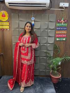 Belle collection de vêtements de fête de couleur rouge spécialement conçue pour Karwa Chauth tenue traditionnelle parfaite pour les femmes - Product Image 4