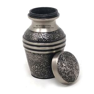 Belles urnes souvenirs en laiton classiques stipes pour cendres humaines - Product Image 2