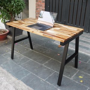 HBWD017 Escritorio de PC de Madera Maciza de Acacia de 120x60cm, Diseño Simple, Patas de Hierro, Plegable y Portátil para Hotel, Hogar u Oficina, Requiere Ensamblaje - Product Image 3
