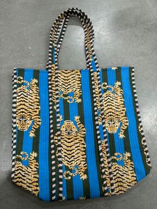 Bolso Tote para Mujer con Estampado de Tigre Indio, Bolso de Hombro Acolchado con Estampado Digital, Accesorio de Moda de Alta Calidad, Tamaño Personalizado, para Todas las Temporadas - Product Image 3