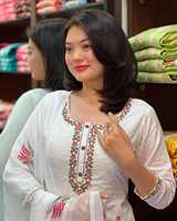 Ensemble de 3 pièces Kurtis de créateur Broderie et séquence élégantes Tenue ethnique élégante pour femmes pour mariages, fêtes et festivals