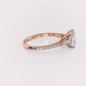 Anillo de Compromiso con Diamante Cultivado en Laboratorio, Corte Cojín, Certificación IGI, Estilo Lujoso, Chapado en Rodio, Oro Blanco/Rosa/Amarillo de 14K, Banda Pavé - Product Image 2